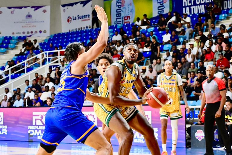 San Carlos golpea primero al Mauricio Báez en la final del TBS Distrito 2025