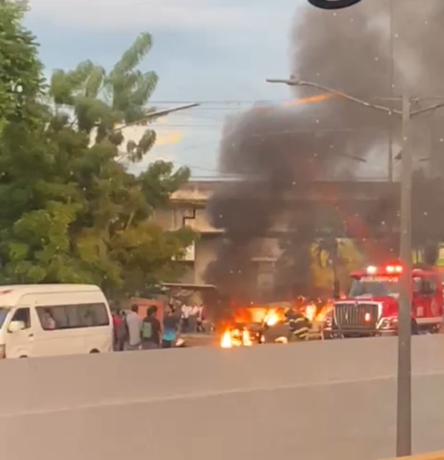 Incendio consume guagua de la Ruta 13 cerca del Metro Mamá Tingó
