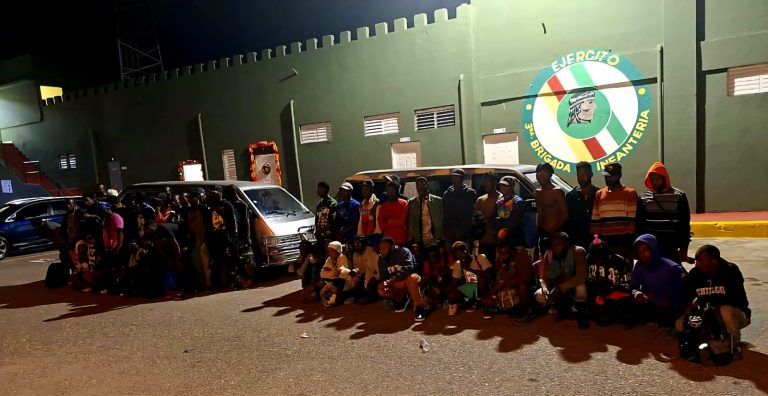 ERD detiene dos vehículos con 55 haitianos en condición irregular en San Juan
