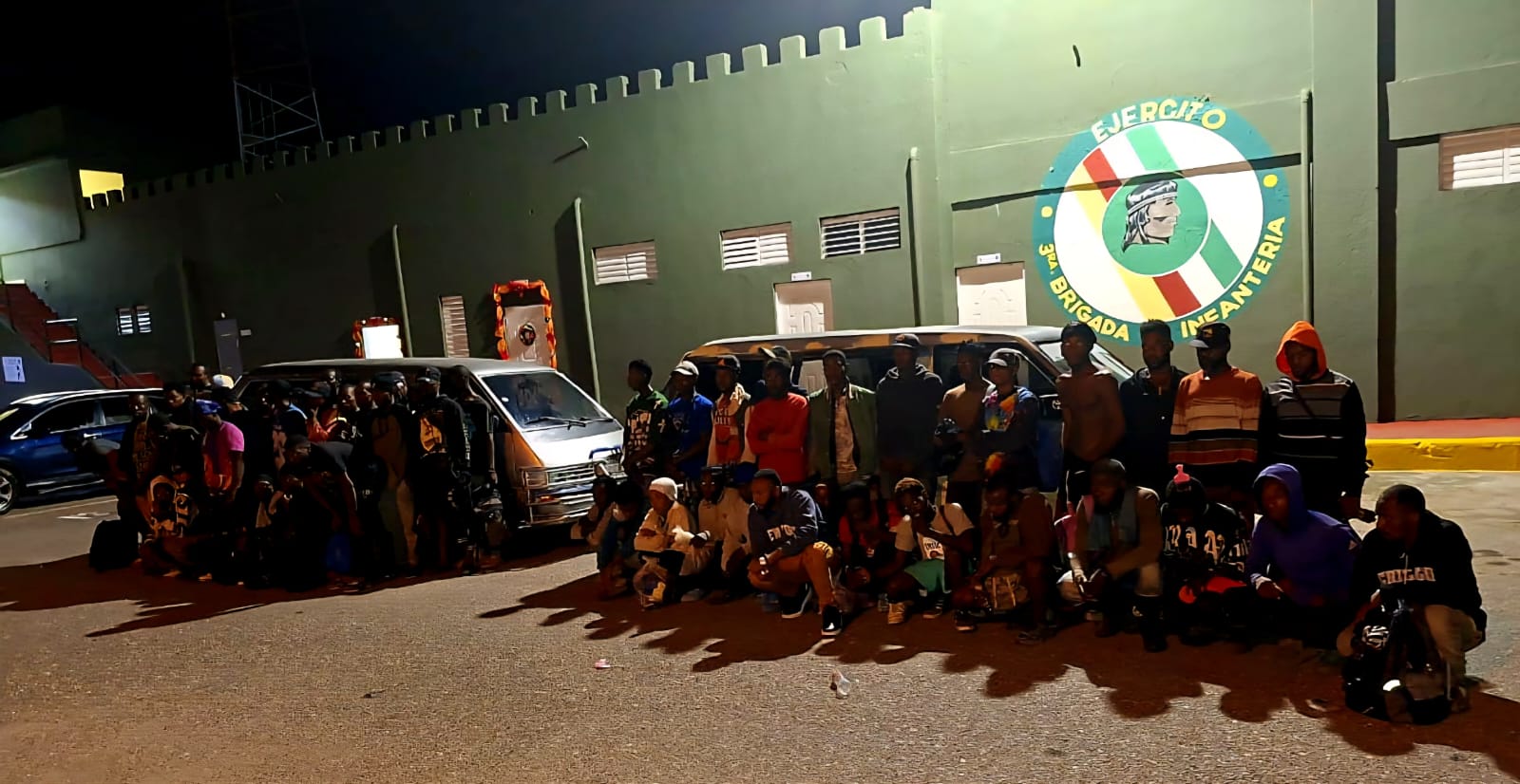 ERD detiene dos vehículos con 55 haitianos en condición irregular en San Juan