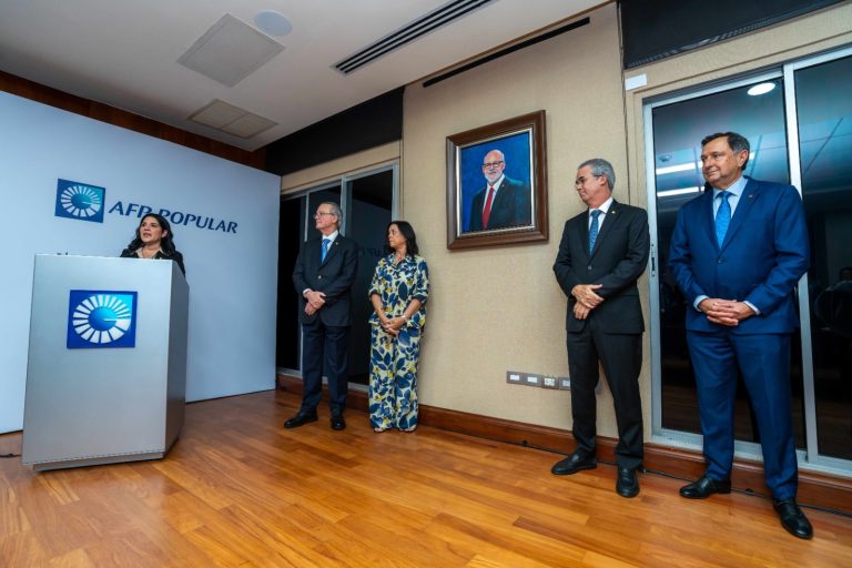 Grupo Popular y AFP Popular honran legado de Eduardo J. Grullón Viñas con título de Consejero Emérito