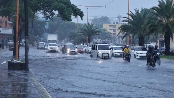 “Dos gotas de lluvia y el caos regresa: el drenaje del Gran Santo Domingo sigue en crisis”