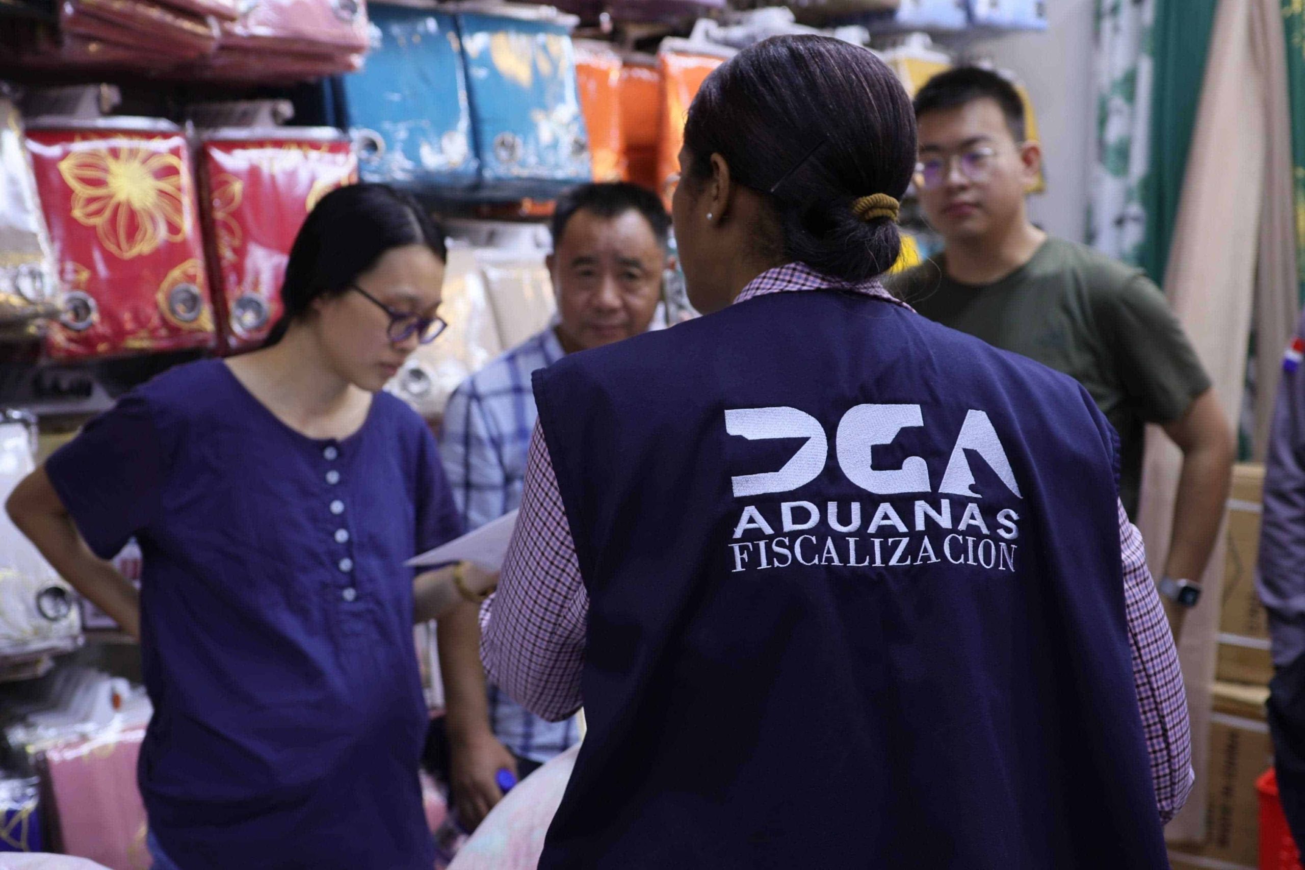 Aduanas interviene comercios en Azua por presunta evasión fiscal