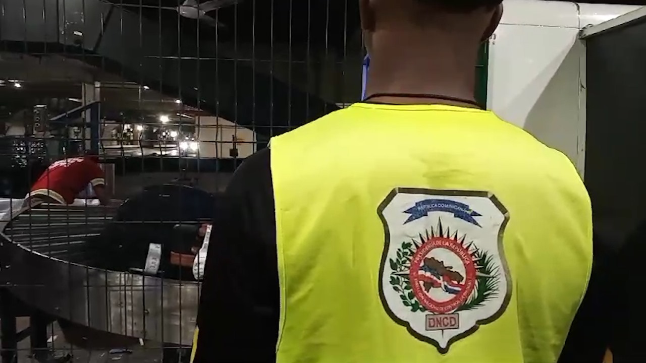 DNCD refuerza con más de 250 agentes y unidades caninas la seguridad en aeropuertos y puertos por temporada navideña