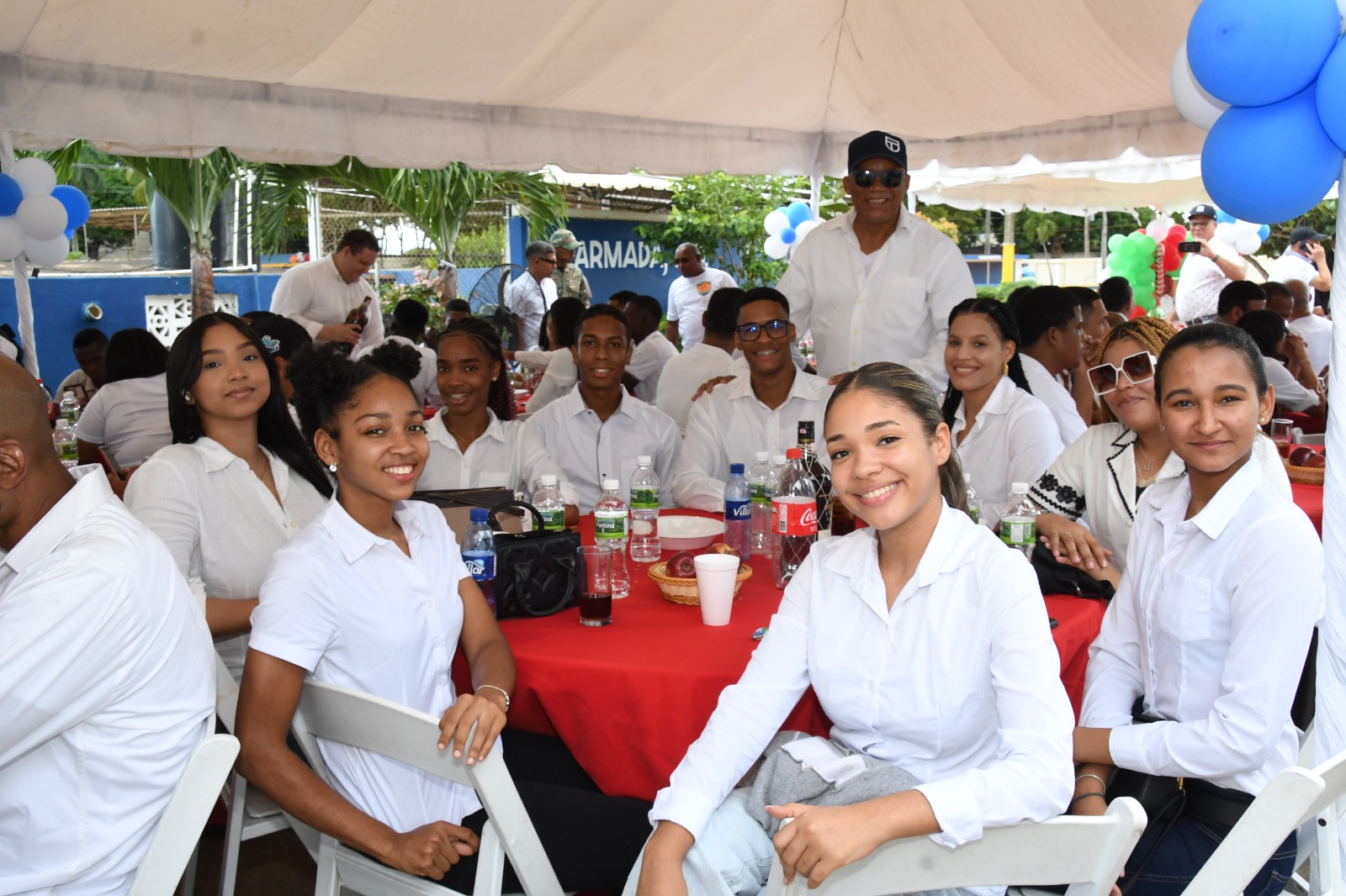 Contralmirante Wilson Heredia Santos, director de Deportes, agasaja personal en fin de año SANTO DOMINGO ESTE, RD.- Los Atletas de la Armada disfrutan de compartir navideño organizado por la Dirección General de Deportes de la Armada de República Dominicana, en una actividad celebrada en las instalaciones del Complejo Deportivo Ortiz Celado, en el sector de Villa Duarte. El encuentro reunió a atletas, entrenadores, encargados de deportes y personal administrativo, en un ambiente de confraternidad y espíritu festivo propio de la temporada. La actividad estuvo encabezada por el contralmirante Wilson Heredia Santos, director de Deportes, quien ofreció las palabras de bienvenida y resaltó el esfuerzo que se realiza desde esa dependencia naval para fortalecer el deporte en sus distintas modalidades. Señaló que el objetivo es elevar el nivel competitivo de los atletas de la Armada de cara a los próximos Juegos Deportivos Militares de las Fuerzas Armadas y la Policía Nacional. “Estamos trabajando para levantar el deporte militar y mejorar ampliamente nuestras participaciones en los Juegos Militares”, expresó Heredia Santos, al destacar que este tipo de encuentros buscan motivar a los atletas y reafirmarles que cuentan con el respaldo de la Comandancia General y de la Dirección de Deportes para alcanzar mejores resultados en sus respectivas disciplinas. El alto oficial agradeció el apoyo brindado por el vicealmirante Juan B. Crisóstomo Martínez, comandante general de la Armada, así como por los integrantes del Estado Mayor Naval, asegurando que ese respaldo permitirá ver en el corto plazo los frutos del plan estratégico que se ejecuta en favor de los atletas marinos. La jornada concluyó con un almuerzo especial, rifas de electrodomésticos y la entrega de bonos navideños, gracias al respaldo de amigos del deporte, relacionados y empresarios.