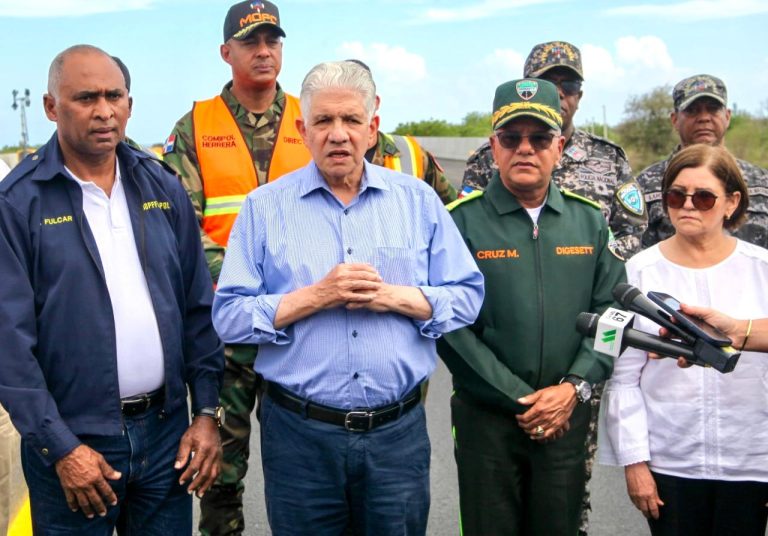 Peravia.– Tras una consulta realizada con el senador Julito Fulcar y la gobernadora provincial Ángela Yadira Báez, ambas autoridades informaron que, como resultado de una reunión sostenida con el ministro de Obras Públicas y Comunicaciones, Eduardo Estrella, quedó acordada la ejecución de la primera etapa del plan de asfaltado en diversas comunidades de la provincia Peravia. Este plan marca el inicio formal de los trabajos de asfaltado en la provincia luego de la designación de Eduardo Estrella como ministro de Obras Públicas y Comunicaciones, impactando de manera directa a más de una decena de sectores y contemplando la intervención de un total de 31.75 kilómetros de vías, con el objetivo de mejorar la conectividad y el desarrollo local. De acuerdo con el levantamiento técnico realizado, esta primera fase incluye las comunidades de Villa Güera, Residencial El Laurel, Villa Real I, II y III, residencial Don Luis, La Montería, Los Pinos, Gualey y el tramo Pizarrete–Las Barías, entre otros sectores. Actualmente, los trabajos ya se ejecutan en la comunidad Las Tablas, mientras que en Galeón las calles se encuentran debidamente acondicionadas para iniciar el asfaltado en los próximos días. Comunitarios de las zonas beneficiadas valoraron positivamente el inicio de estas obras, señalando que el asfaltado contribuirá a mejorar la movilidad, la seguridad vial y la calidad de vida de sus familias. Las autoridades reiteraron su compromiso de dar seguimiento continuo a los trabajos, asegurando que el plan de asfaltado se ejecute de forma organizada y progresiva en toda la provincia Peravia, atendiendo una demanda largamente esperada por sus habitantes.