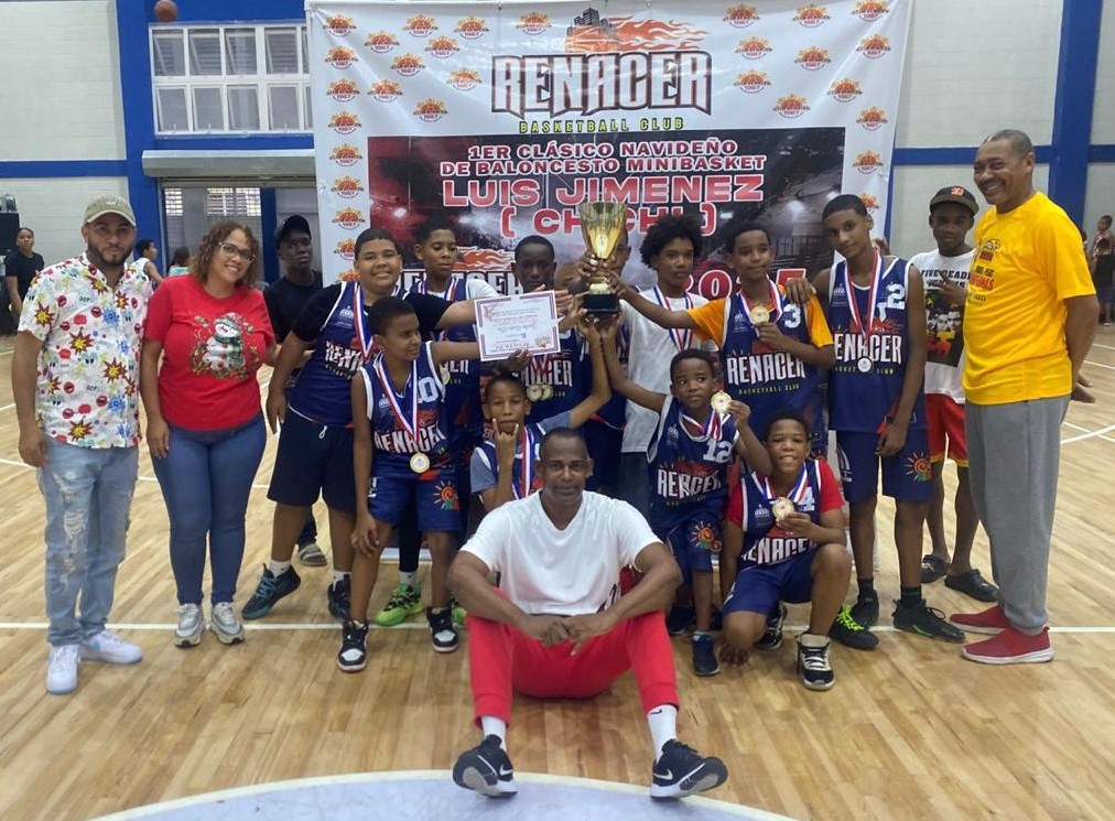 Justa honra al exjugador Luis Jiménez (Chichí); equipo Azul se corona campeón SANTO DOMINGO, RD.- El Club Renacer culmina su Clásico Navideño de Minibaloncesto con rotundo éxito, al cerrar la primera edición del certamen dedicado al exjugador de la entidad Luis Alberto Jiménez (Chichí), en una jornada cargada de emoción, confraternidad y deporte formativo, celebrada en el polideportivo del club Renacer, en el sector capitalino de Guachupita. En la gran final, el equipo Azul se proclamó campeón tras imponerse 30-28 al combinado Rojo, en un partido cerrado y disputado hasta los últimos segundos. Por los ganadores se destacaron Joelbin Andrés Ben, con 12 puntos, y Javier Arias, con ocho, mientras que por el conjunto Rojo sobresalieron Yelbin Amparo, con 14 tantos, y Omil Valerio, con seis. La dirección general del torneo estuvo a cargo de Gilberto De la Cruz (Mañiño), presidente del club Renacer, quien resaltó la entusiasta participación de los seis equipos que compitieron en la categoría minibasket (11-12 años): Azul, Rojo, Negro, Blanco, Verde y Amarillo. El Comité Organizador lo integraron Amaurys Castillo, como director técnico, y Luis Rojas, en funciones de asesor y coordinador. De la Cruz valoró de manera especial la dedicatoria al exjugador Luis Jiménez (Chichí), a quien definió como un hijo del club Renacer, con una trayectoria que abarcó desde las categorías menores hasta el baloncesto superior en torneos de la Abadina. “Con este evento honramos a Chichí y sus constantes aportes en favor de nuestros niños y jóvenes, aun residiendo en los Estados Unidos, sin perder el vínculo con su comunidad”, expresó el dirigente deportivo.