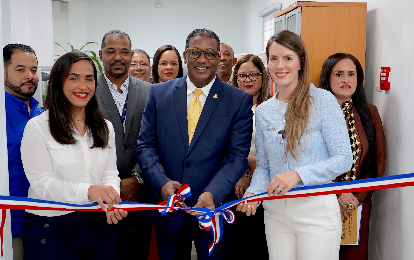Santo Domingo.– El Instituto Dominicano de Prevención y Protección de Riesgos Laborales (IDOPPRIL) dejó inaugurado su nuevo Centro de Autorizaciones Médicas, una moderna infraestructura creada para agilizar y optimizar la atención de los afiliados, así como fortalecer la gestión de los servicios de salud que ofrece la institución a nivel nacional. Durante el acto, el director ejecutivo del IDOPPRIL, doctor Agustín Burgos, destacó que culminar el año con la puesta en funcionamiento de este centro reafirma el compromiso institucional con la eficiencia, la transparencia y la calidad del servicio. Señaló que la entidad cuenta con la capacidad humana y técnica necesaria para responder de manera oportuna a las necesidades de los afiliados y de las Prestadoras de Servicios de Salud (PSS), al tiempo que valoró la visión innovadora y humana aplicada en el proyecto. Desde el nuevo centro se tramitan y aprueban todas las autorizaciones médicas del IDOPPRIL, incluyendo medicamentos, estudios diagnósticos, procedimientos quirúrgicos, ingresos hospitalarios y otras prestaciones. Esta centralización permitirá reducir significativamente los tiempos de respuesta, mejorar la coordinación con las PSS y fortalecer la eficiencia del sistema de atención a los trabajadores afiliados. La apertura de estas instalaciones también representa un avance estratégico en términos de ahorro y optimización de recursos, además de mejorar las condiciones laborales del personal y modernizar los procesos mediante el uso de herramientas tecnológicas acordes con las necesidades actuales. Con esta iniciativa, el IDOPPRIL reafirma su compromiso con una gestión eficiente, sostenible y orientada a brindar servicios de salud oportunos y de calidad a su población afiliada.