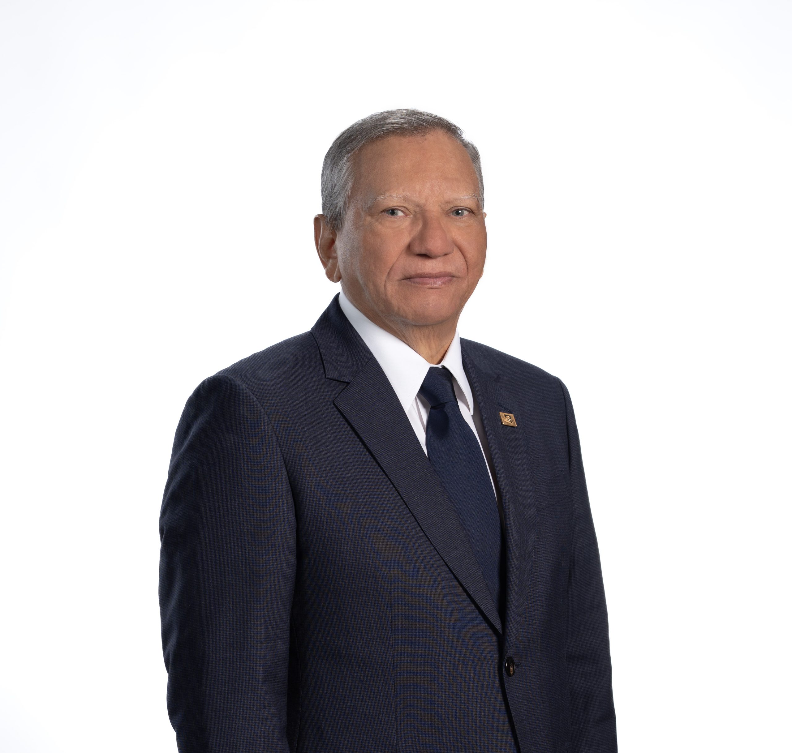 El Banco de Reservas de la República Dominicana desarrollará una intensa agenda de encuentros estratégicos durante su participación en la Feria Internacional de Turismo Fitur 2026, con el objetivo de seguir impulsando la inversión y el crecimiento sostenido del sector turístico nacional. La feria se celebrará del 19 al 25 de este mes en Madrid, España, escenario en el que la entidad financiera presentará un portafolio de oportunidades de negocio orientadas a atraer capital para nuevos desarrollos y proyectos vinculados a la industria turística dominicana. La delegación oficial de Banreservas estará encabezada por su presidente ejecutivo, doctor Leonardo Aguilera, quien sostendrá reuniones con inversionistas, turoperadores y desarrolladores internacionales, además de formalizar acuerdos comerciales y estructurar financiamientos destinados a la expansión de la oferta turística del país. Como parte de su participación, Banreservas también integrará una propuesta cultural que rendirá homenaje póstumo al artista dominicano José Cestero, con una muestra de sus obras durante un cóctel para inversionistas, reafirmando el compromiso de la institución con la promoción de la identidad cultural y el fortalecimiento de la economía a través del turismo.