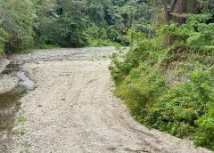 Comunidades de San Cristóbal piden a Abinader frenar obra vial dentro de un río por riesgo ambiental y humano
