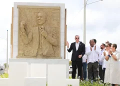 Abinader rebautiza la avenida Ecológica en honor a José Francisco Peña Gómez en Santo Domingo