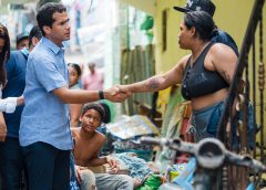 Omar Fernández recorre zonas inundadas de Santo Domingo y entrega ayuda directa a familias afectadas