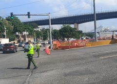 Cierre temporal del Puente Flotante en Santo Domingo provoca desvíos de tránsito por paso de embarcación