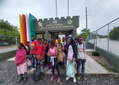 Ejército intercepta minibús con migrantes irregulares en San Juan; conductor huye y abandona vehículo