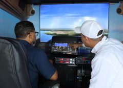 IDAC lleva simulador de vuelo a feria cultural en Santiago para impulsar vocaciones aeronáuticas