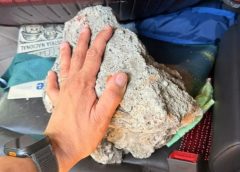 Ataque con piedra desde puente deja a mujer de 79 años gravemente herida en Santo Domingo