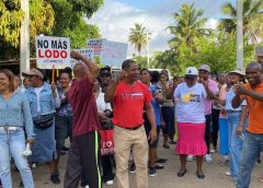 Protestas en El Higüero paralizan escuelas y transporte por deterioro extremo de calles en Santo Domingo Norte