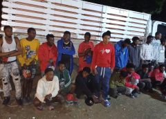 Ejército dominicano intercepta camión con 24 migrantes haitianos ocultos en San Juan