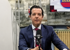 Felipe Vallejos expone cómo se fabrican las crisis políticas y las narrativas que dominan las redes