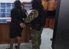 Autoridades dominicanas capturan a dos sospechosos por cargamento de 1.7 toneladas de cocaína incautado en Pedernales
