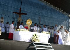 Más de 5,000 católicos se congregan en Santo Domingo Este para histórica celebración de Corpus Christi y un llamado a la paz