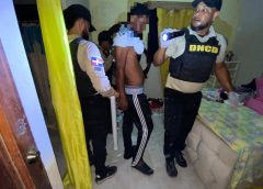 DNCD captura presunto distribuidor de drogas en Higüey y ocupa armas durante allanamiento