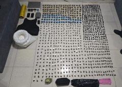 Operativo en La Vega deja armas, drogas y chaleco antibalas durante búsqueda de prófugo por homicidio