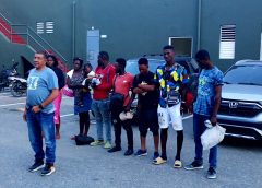 Detienen chofer de autobús en San Juan tras descubrir traslado de nueve migrantes haitianos sin documentos