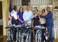 CONADIS entrega sillas de ruedas y ayudas técnicas a reclusos con discapacidad en Santo Domingo Norte