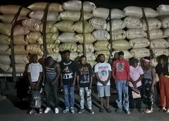Ejército intercepta camión con 10 haitianos indocumentados ocultos entre sacos de arroz