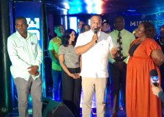 Diputado Carlos Pérez recibe reconocimiento por su respaldo a la juventud durante festival cristiano en Santo Domingo Norte