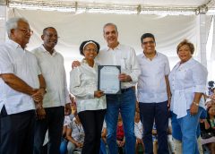 Abinader entrega 1,000 títulos de propiedad en Los Frailes y beneficia a más de 4,000 personas con seguridad jurídica
