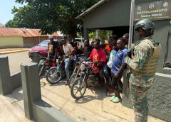 Ejército dominicano detiene a 15 migrantes irregulares y decomisa cuatro motocicletas en operativo fronterizo en Dajabón