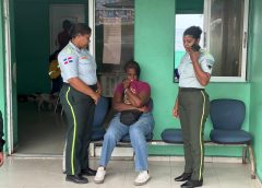 Agente de la DIGESETT ayuda a localizar a mujer desaparecida tras reconocerla desorientada en Santo Domingo