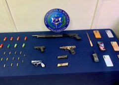 Allanamientos en Santiago dejan dos detenidos y decomiso de armas, municiones y celulares