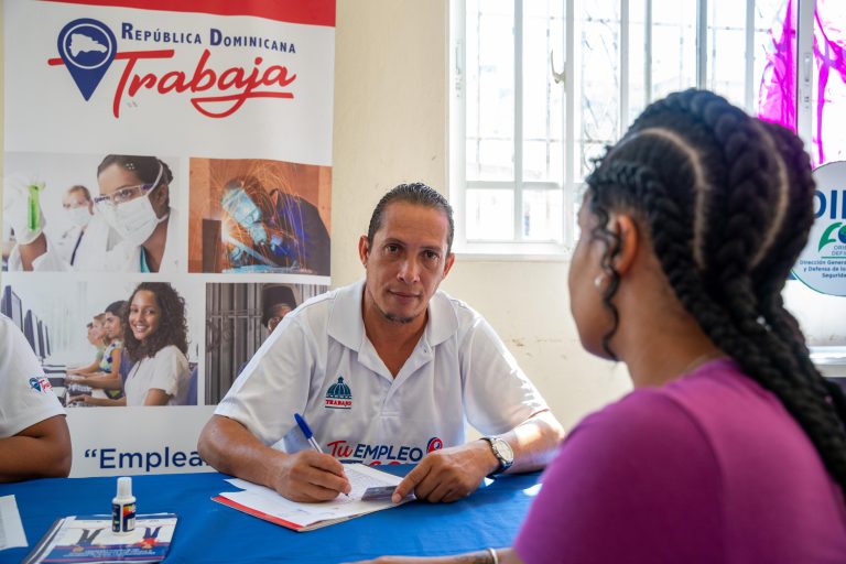 Propeep amplía acciones sociales en Santo Domingo Este y anuncia recuperación de 19 canchas