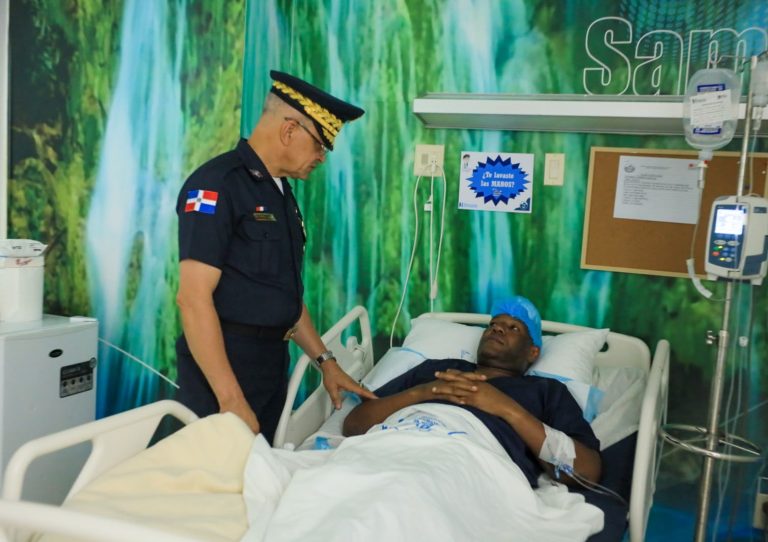 Director de la Policía visita a dos agentes heridos durante operativo en Sabana Perdida