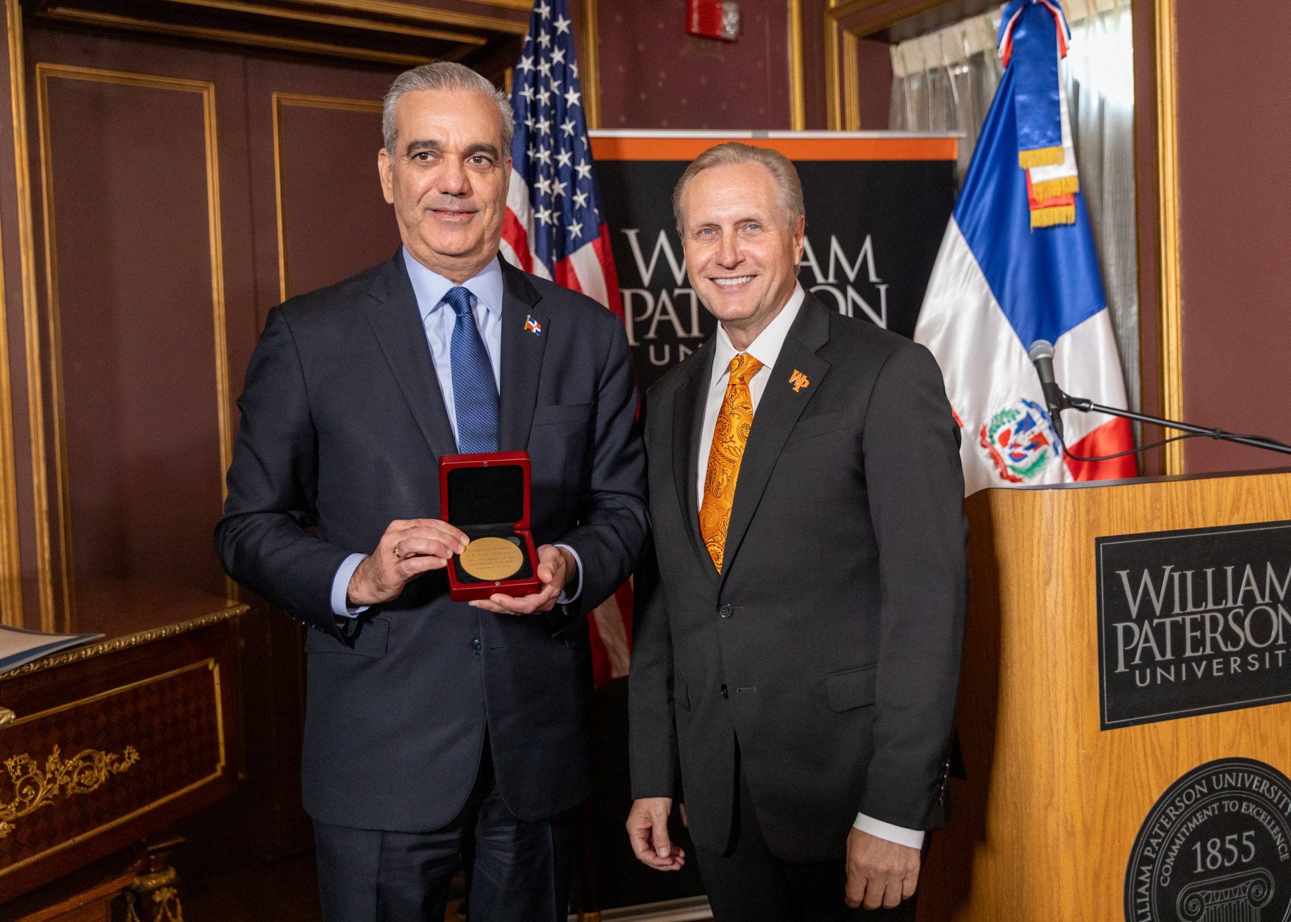 Abinader recibe la Medalla Presidencial de William Paterson University durante visita a Nueva Jersey