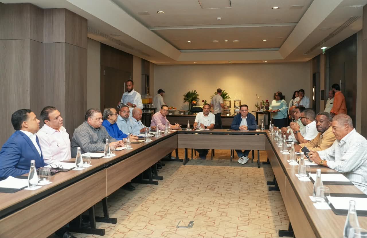 G-12 y Gobierno acuerdan mantener sin cambios las tarifas del transporte público en RD