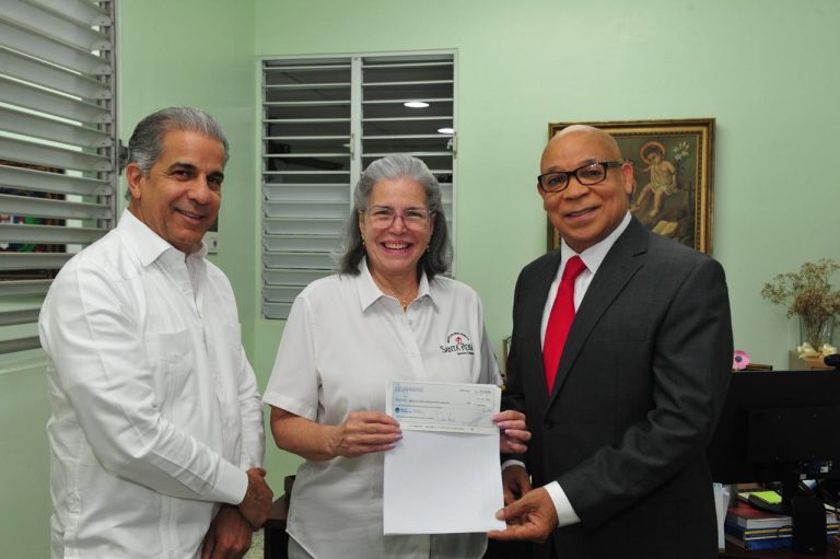 Zapete entrega RD$2.4 millones a instituto que atiende a estudiantes sordos en República Dominicana