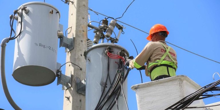 Edesur instala tres transformadores en Manoguayabo para mejorar el servicio eléctrico