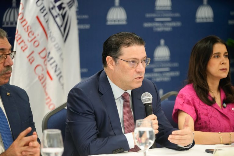 Yayo Sanz Lovatón anuncia mayor respaldo al sistema de acreditación para elevar la competitividad dominicana