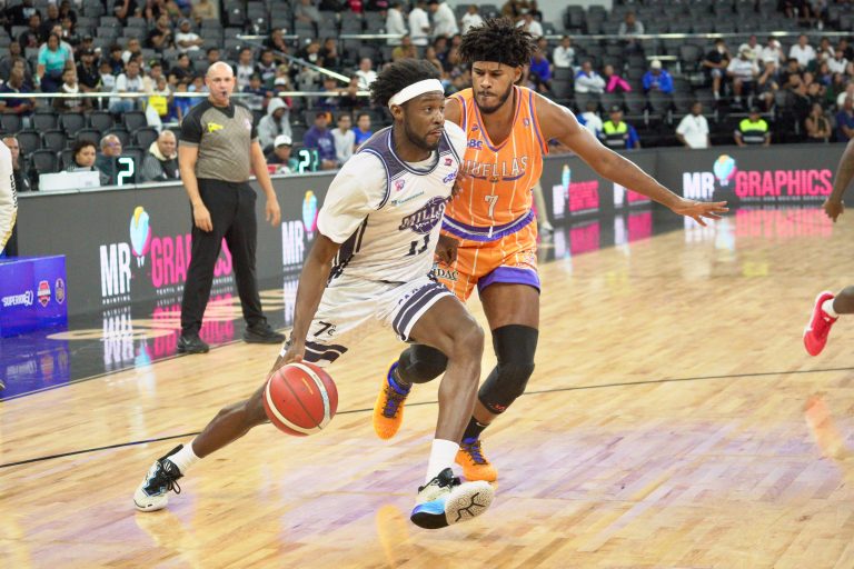 Richardson, Zarzuela y Fulgencio llevan a El Millón al tercer lugar en triunfo ante a Huellas del Siglo en el 50 TBS Distrito 2026