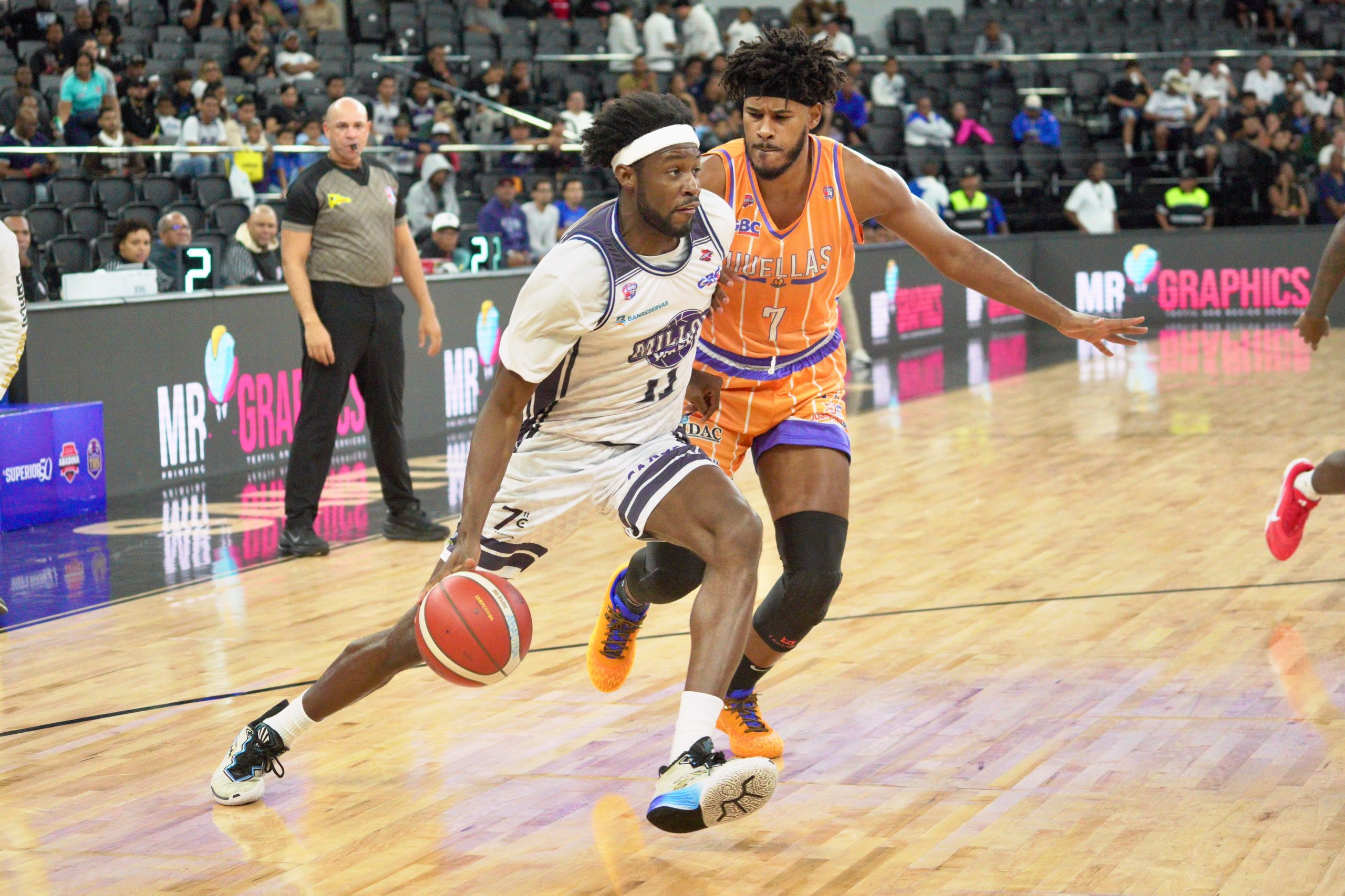 Richardson, Zarzuela y Fulgencio llevan a El Millón al tercer lugar en triunfo ante a Huellas del Siglo en el 50 TBS Distrito 2026