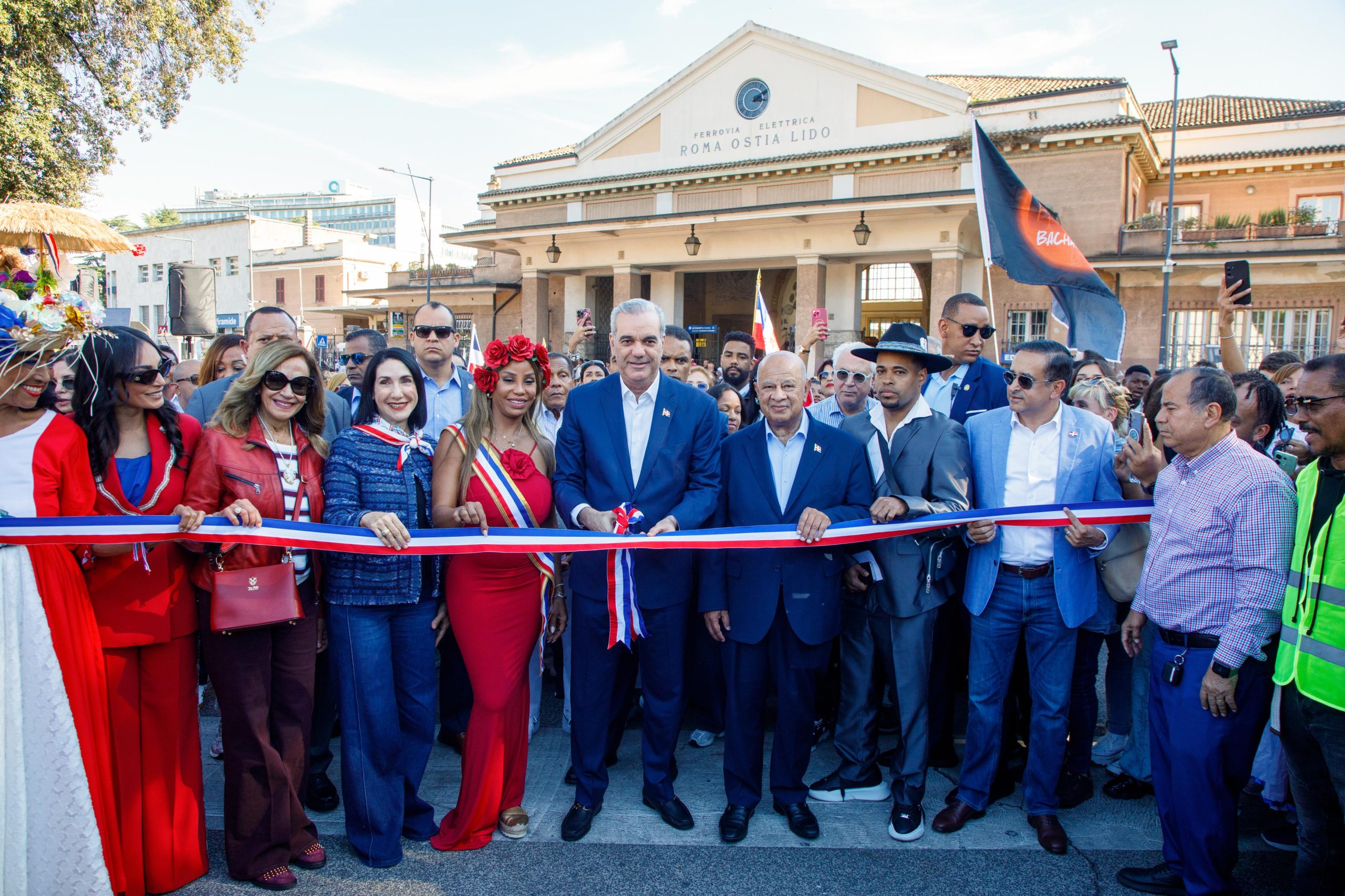 Abinader inaugura la Parada Dominicana en Roma y destaca el aporte de los emigrantes al país