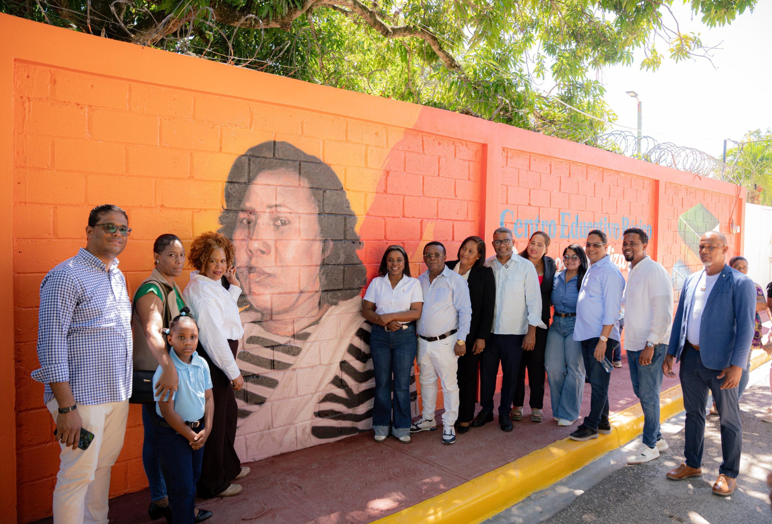PROPEEP supervisa obra comunitaria en Bánica y entrega canchas y espacios urbanos en el sur dominicano