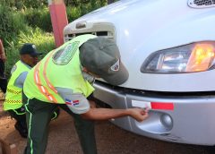 DIGESETT instala cintas reflectivas a 100 vehículos pesados en La Cumbre para prevenir accidentes