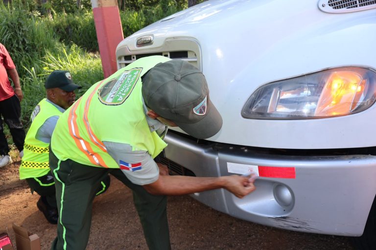 DIGESETT instala cintas reflectivas a 100 vehículos pesados en La Cumbre para prevenir accidentes