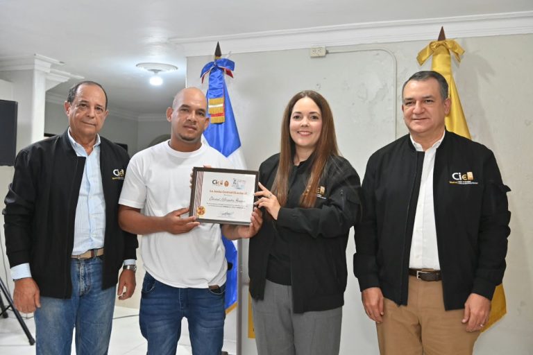 JCE reconoce al cedulado número 4 millones; se advierte de inhabilitación civil a quien no renueve cédula antes de abril de 2027