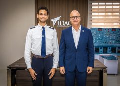 IDAC otorga beca al joven piloto Alexander Puntiel para especializarse en vuelo por instrumentos